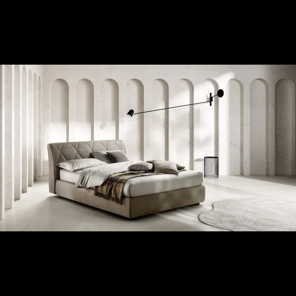 Letto in tessuto imbottito con testiera trapuntata Kilt di Bside