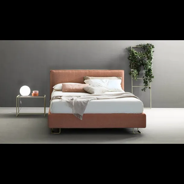 Letto moderno in tessuto con testiera Piping di Bside