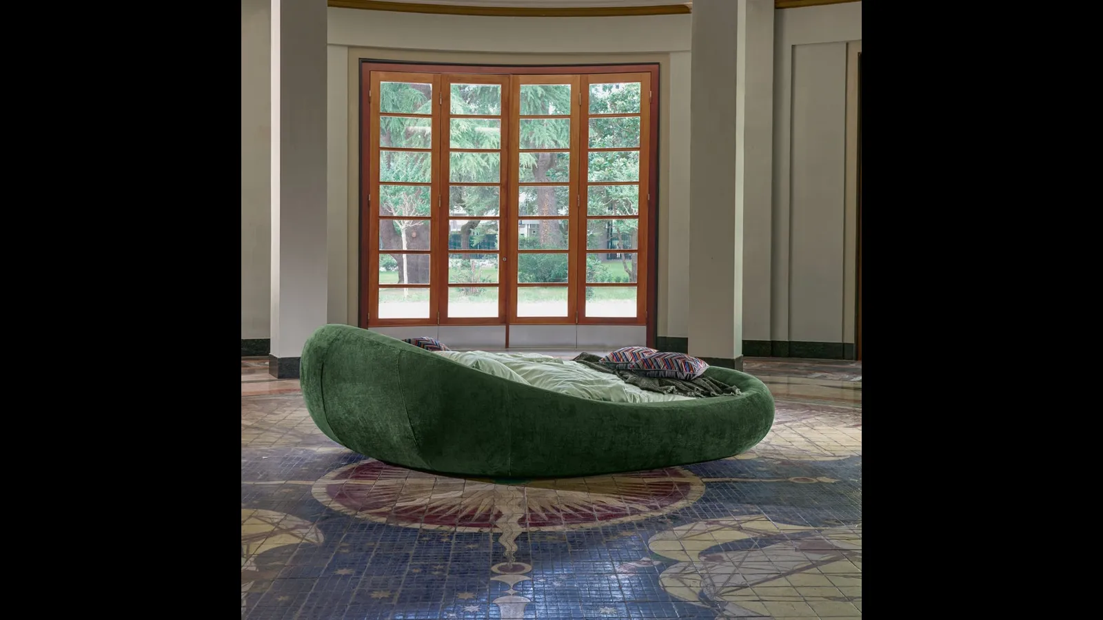 Letto di design Pebble in tessuto imbottito di Dorelan Letti